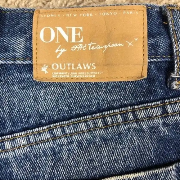 One Teaspoon x Free People Outlaws Denim shorts distressed. Size 24 - Picture 3 of 6